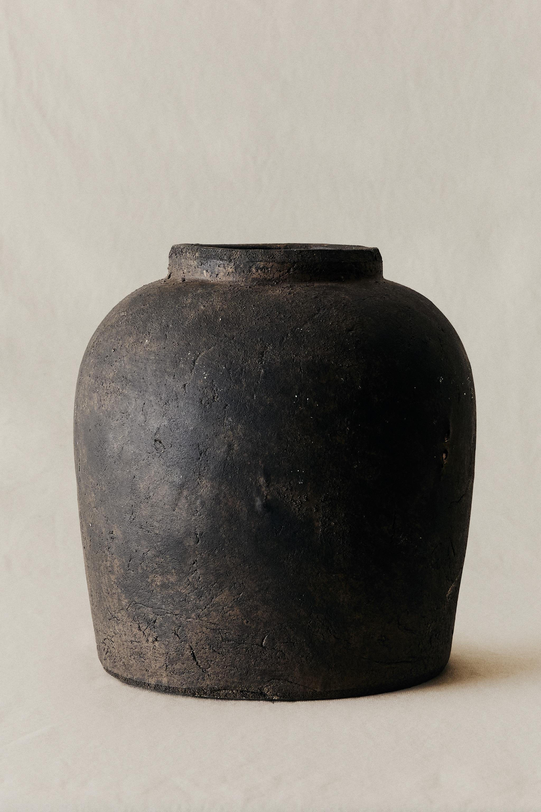 DISTRESSED TEXTURE CERAMIC VASE